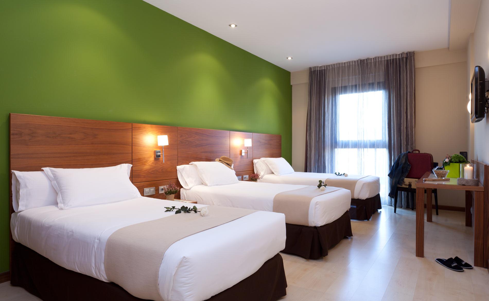 فندق جران بالباو بلباو المظهر الخارجي الصورة Room at a hotel in Madrid, Spain.