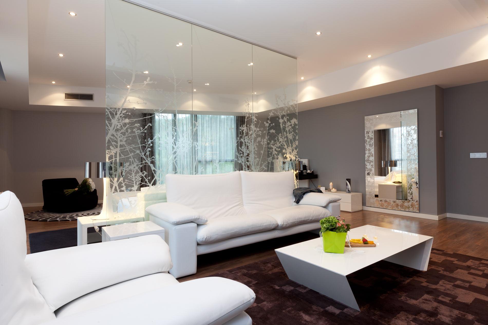 فندق جران بالباو بلباو المظهر الخارجي الصورة Mirrored wall in a living room