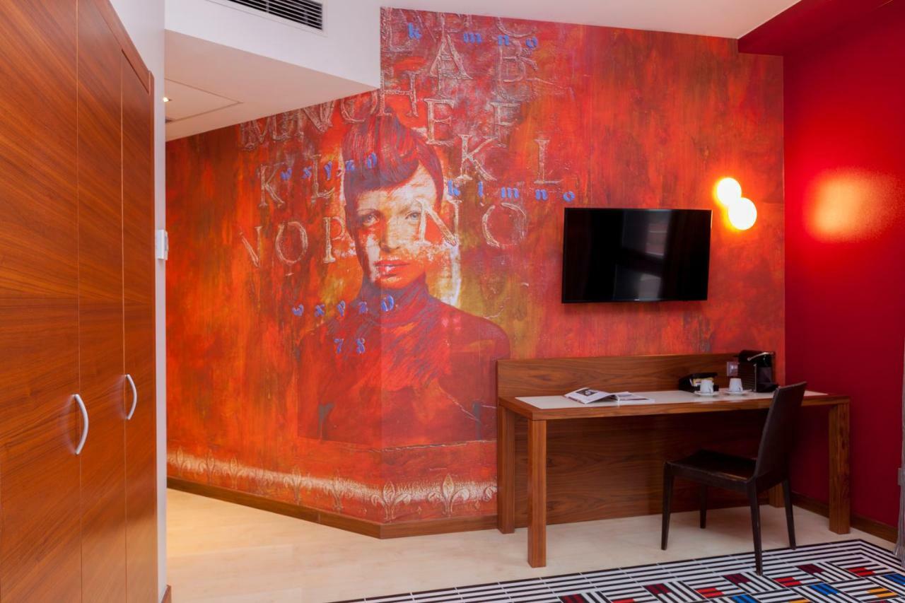 فندق جران بالباو بلباو المظهر الخارجي الصورة The picture of the artist on the wall of the room